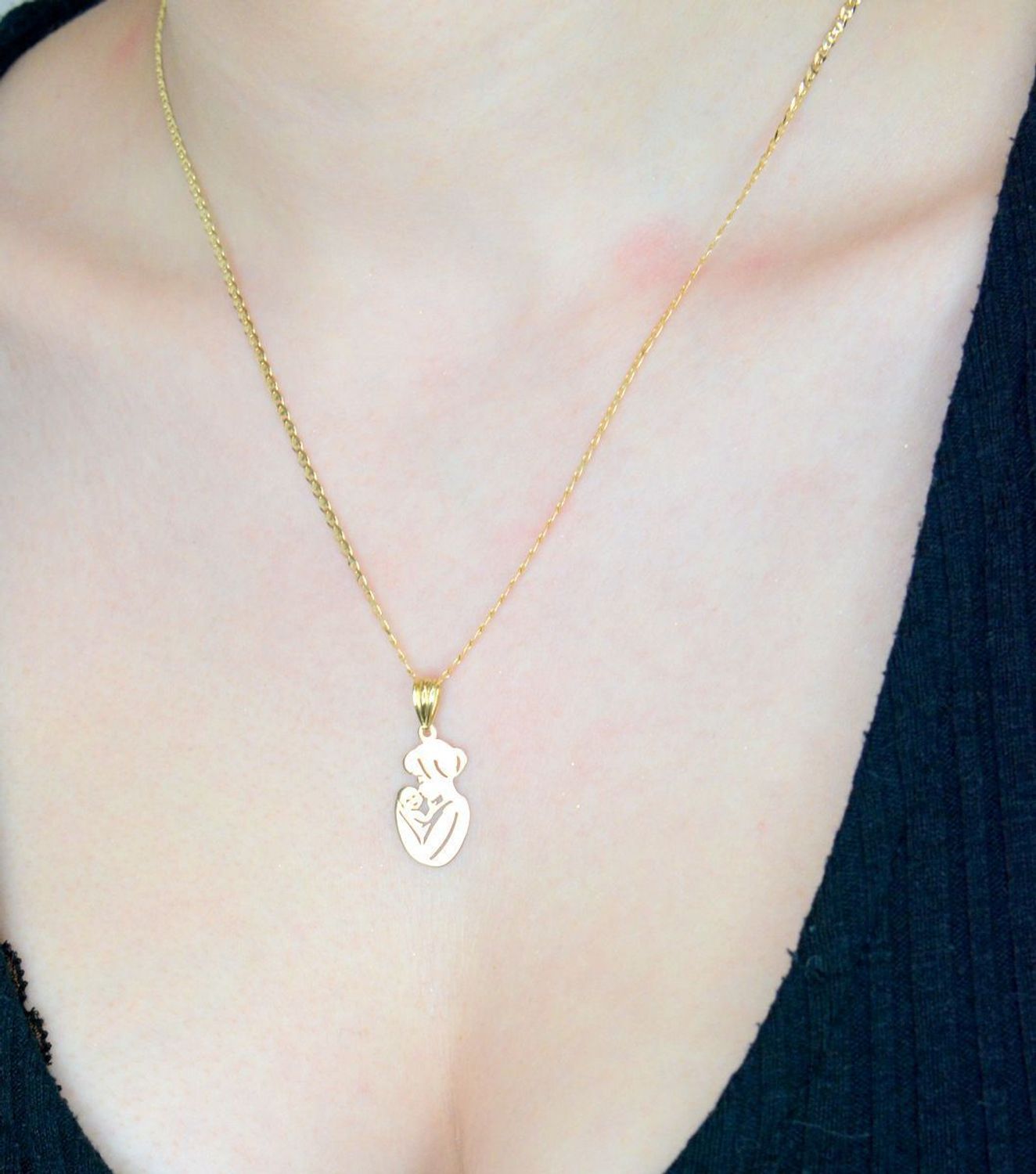 Zawieszka złota Mama z dzieckiem, próba 585 ZA 7421 585, dla mamy. Zawieszka przedstawiająca kobietę z dzieckiem będzie wspaniałym podarunkiem dla przyszłej mamy, z okazji Dnia Matki.1.jpg